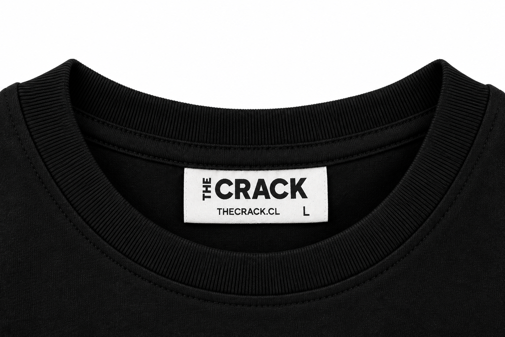 Detalle de etiqueta interior THE CRACK en Crop Top mujer negro