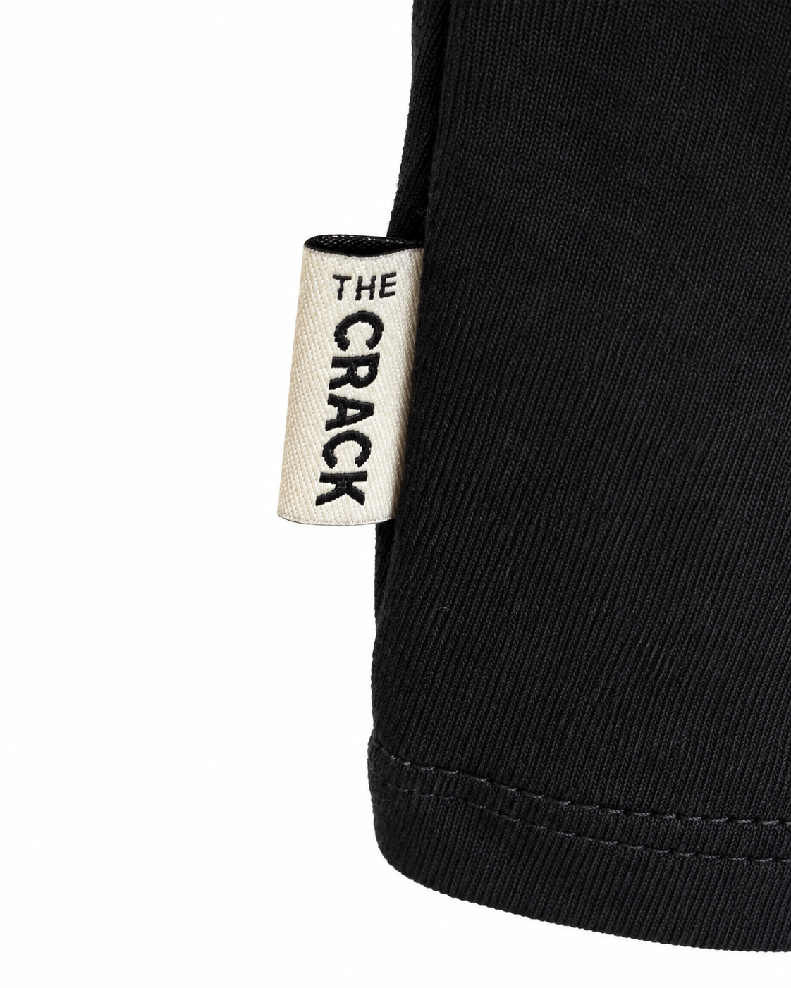 Detalle de etiqueta lateral THE CRACK en Musculosa hombre negra