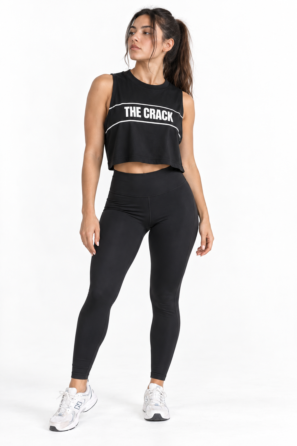 Modelo mujer usando Musculosa THE CRACK negra con logo blanco