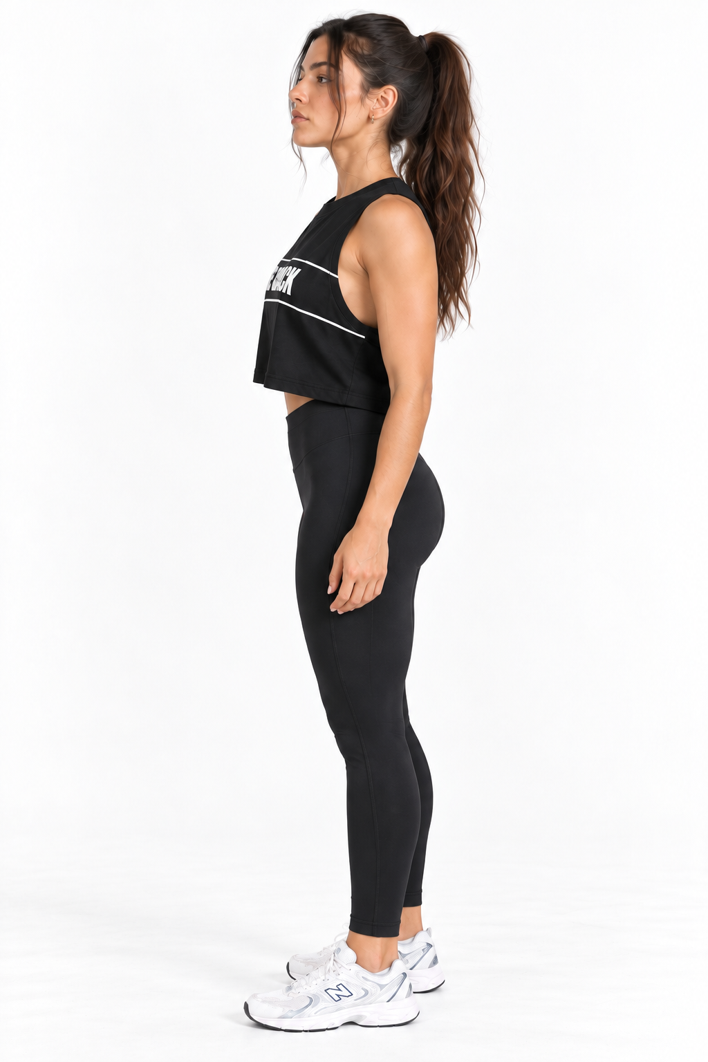 Modelo mujer usando Musculosa THE CRACK negra, vista lateral