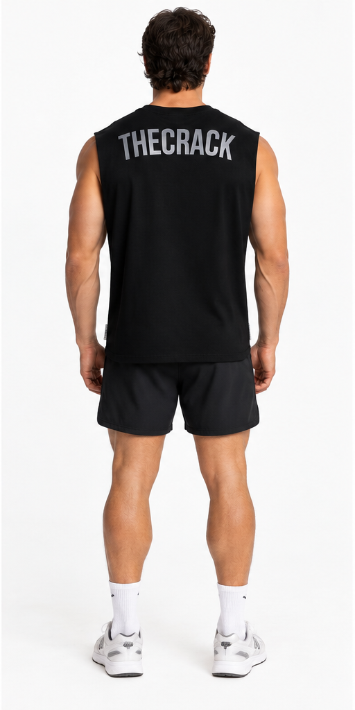 Modelo hombre usando Musculosa THE CRACK negra, vista posterior con logo gris