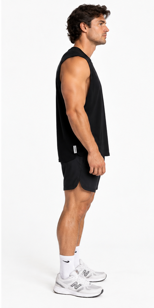Modelo hombre usando Musculosa THE CRACK negra, vista lateral